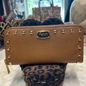 Michael Kors Leather Wallet Beautiful!